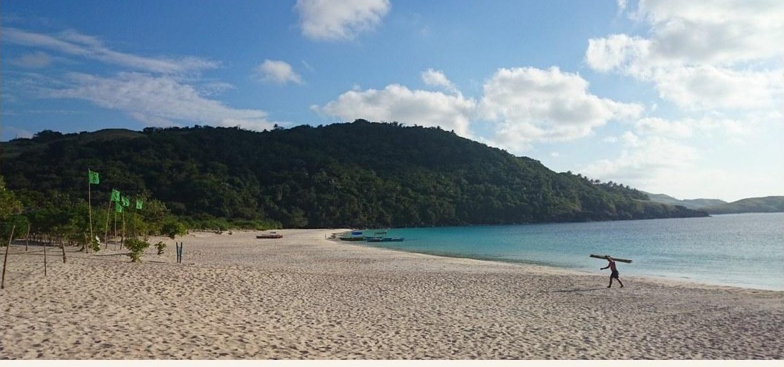 The wide sweep of Mahabang Buhangin on Tinaga Island